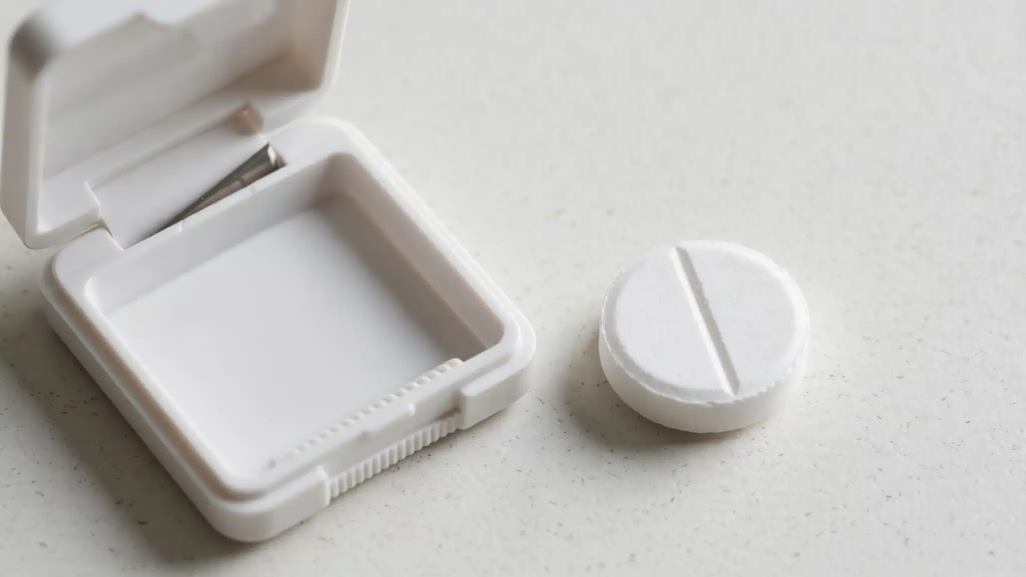 Using a tablet splitter to divide a scored modafinil tablet